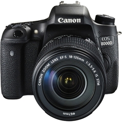 【クリックでお店のこの商品のページへ】デジタル一眼レフカメラ EOS 8000D(W)・EF-S18-135 IS STM レンズキット 0019C002
